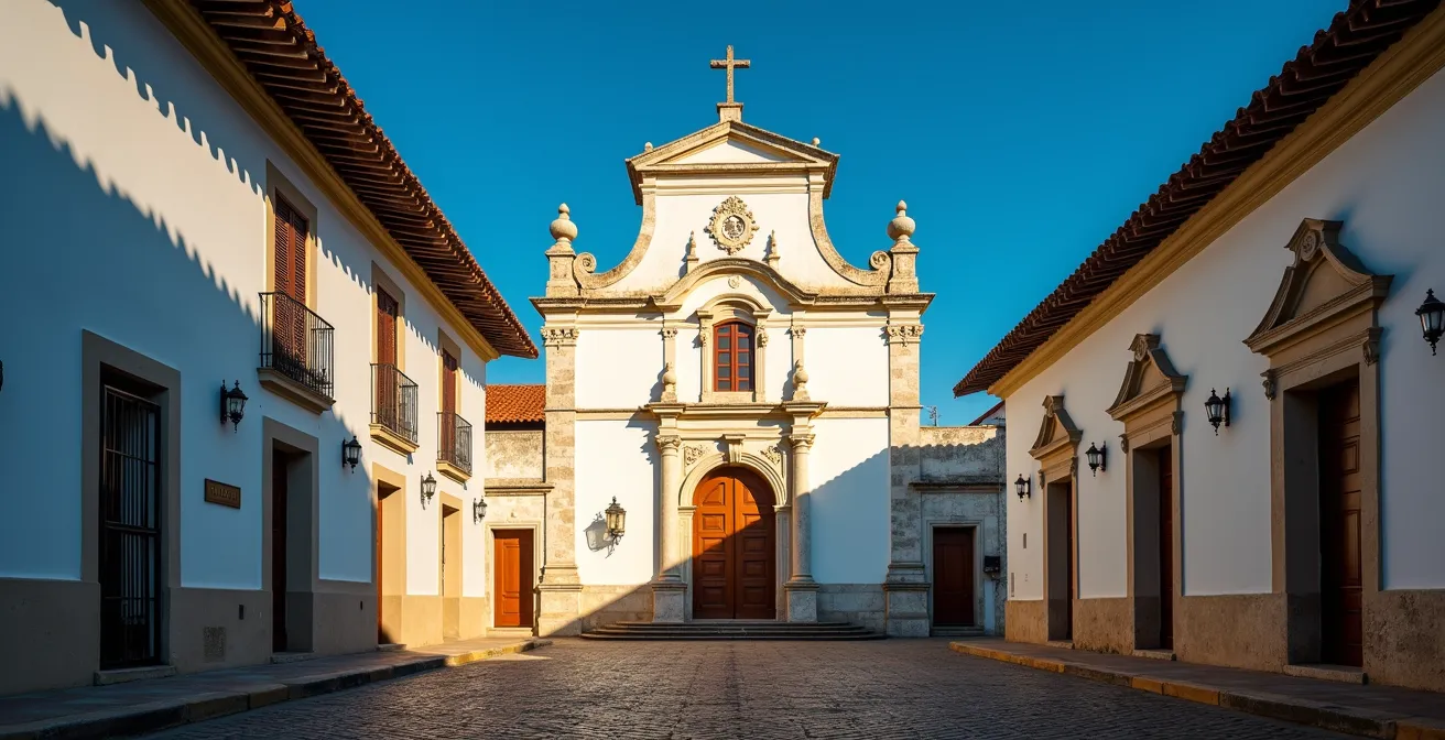 Historische Kolonialkirche mit barocken Details und gepflasterten Straßen in Paraty